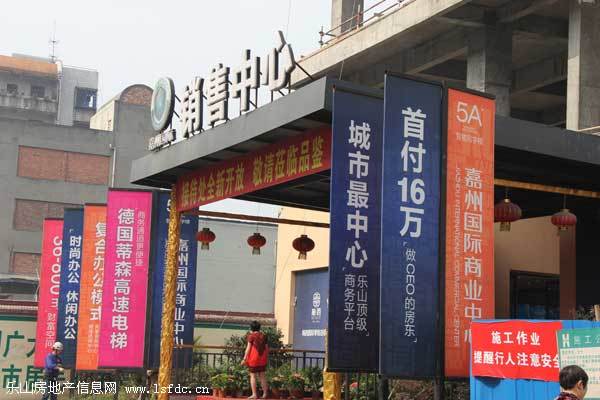 嘉州国际商业中心封顶 蜘蛛侠助阵玩高空速降