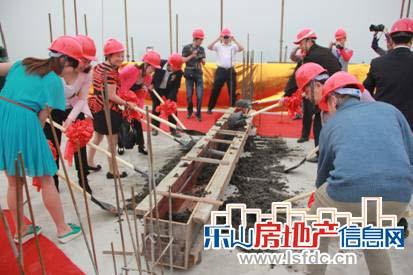 岷江东岸99.5米地标——嘉州长卷5号楼正式封顶