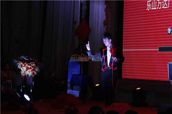 魔术表演.jpg