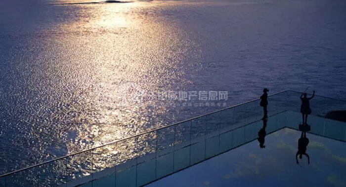 炫“腹”吧！ 谁叫乐山游泳竟然不要钱！
