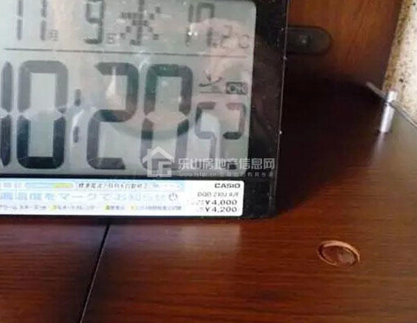 家具上总是擦完又落灰?教你一招搞定.jpg