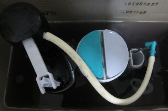 居家妙招 分分钟解决抽水马桶漏水问题 居家妙招 分分钟解决抽水马桶漏水问题