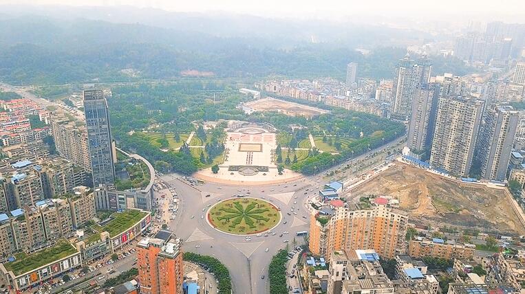 鸟瞰乐山广场通观整个中国的城市化进程,"老城太老,新城太新",一直是