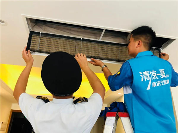 邦泰物业人上门为业主清洗空调