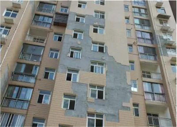 某小区外墙面脱落 某小区外墙面脱落