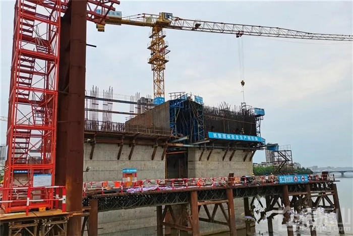 乐山致江路桥施工进度