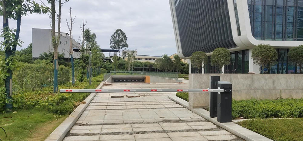 实拍智融大厦地下车库入口