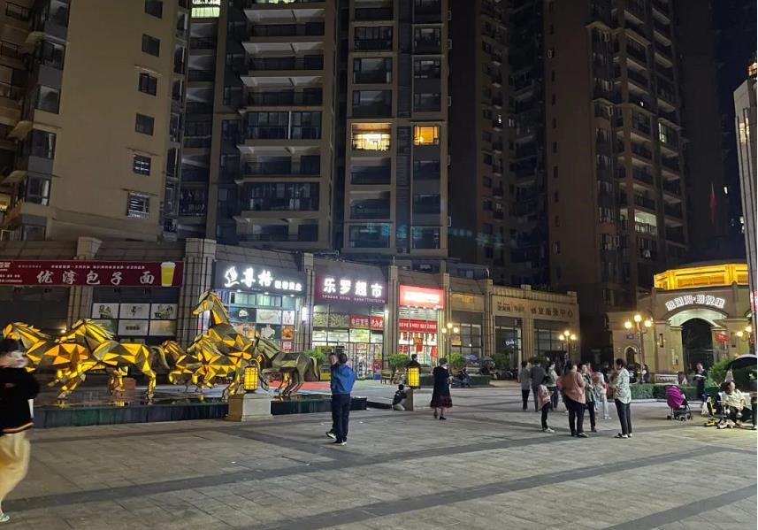 ▲夜晚人气依然不减的滟澜洲.jpg ▲夜晚人气依然不减的滟澜洲.jpg