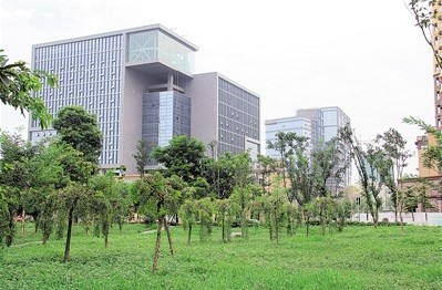 峨眉水晶广场10月初,在高楼林立的峨眉山市东部新区,峨眉首家城市综合