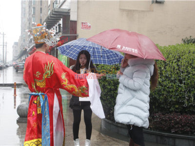 嘉州新城百年广场财神快闪已开始 新春红包送送送