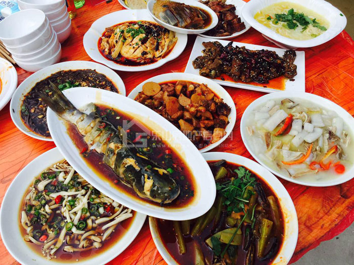 热烈祝贺铂金汇全线封顶千人坝坝宴火热开席