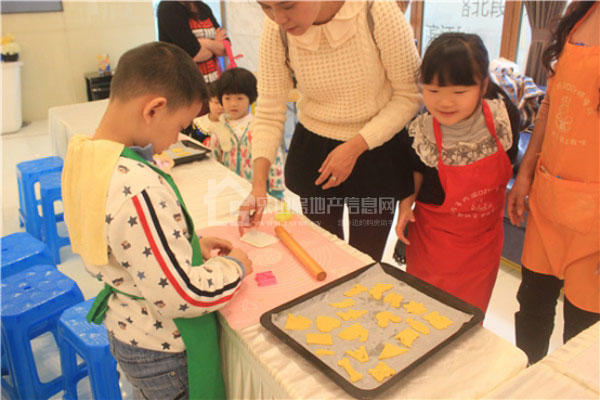 小朋友们动起来，11月1日铂金汇饼干DIY欢乐开启  