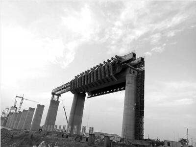 成贵铁路五通桥岷江特大桥迈出高空“行走”第一步