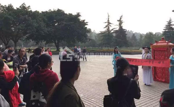 【乐山怪事】闹市区出现大花轿 里面坐的竟然是她