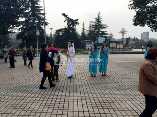 【乐山怪事】闹市区出现大花轿 里面坐的竟然是她