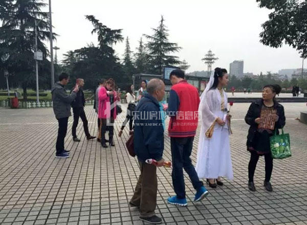 【乐山怪事】闹市区出现大花轿 里面坐的竟然是她