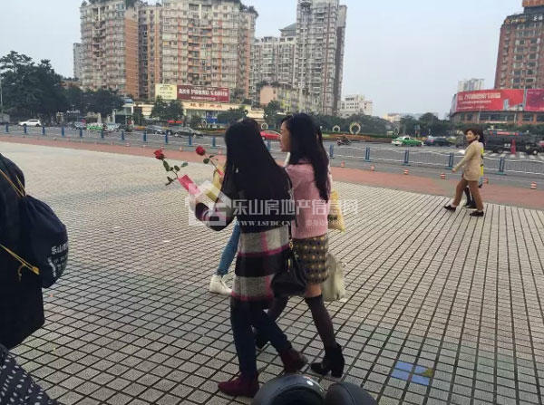 【乐山怪事】闹市区出现大花轿 里面坐的竟然是她