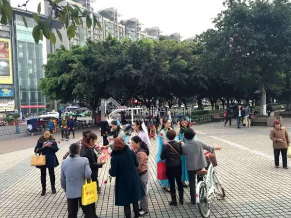 【乐山怪事】闹市区出现大花轿 里面坐的竟然是她