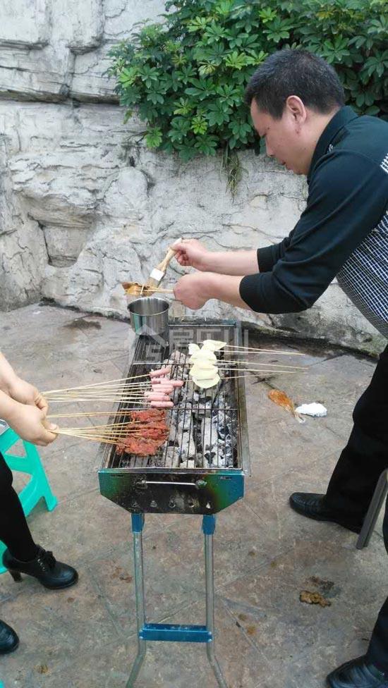 以后户外烧烤可以来这里咯！免费露天烧烤吃得欢！