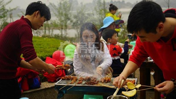 以后户外烧烤可以来这里咯！免费露天烧烤吃得欢！