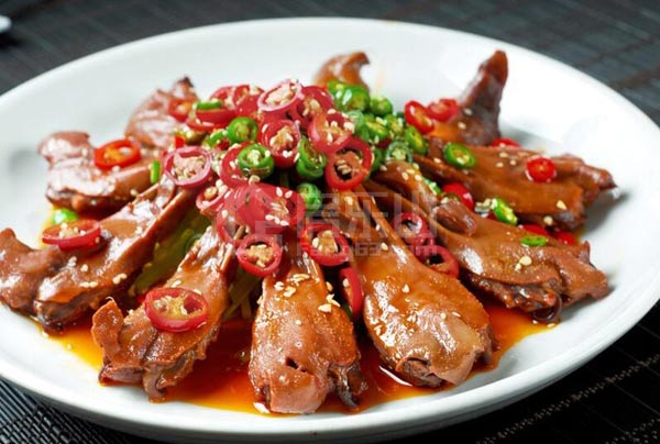 凉拌鸭头~如果抓到活鸭,您可以拿回家各种各样的美食亨饪~特别说明