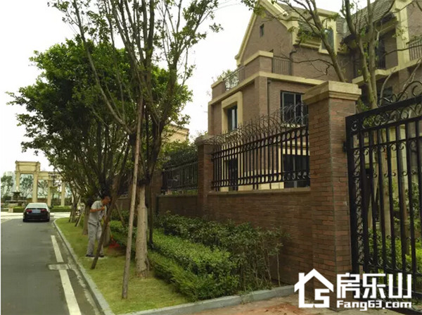 乖婆眼中的滟澜洲有清晨在央墅打扫的保洁工人,有在喷泉池边大伞下