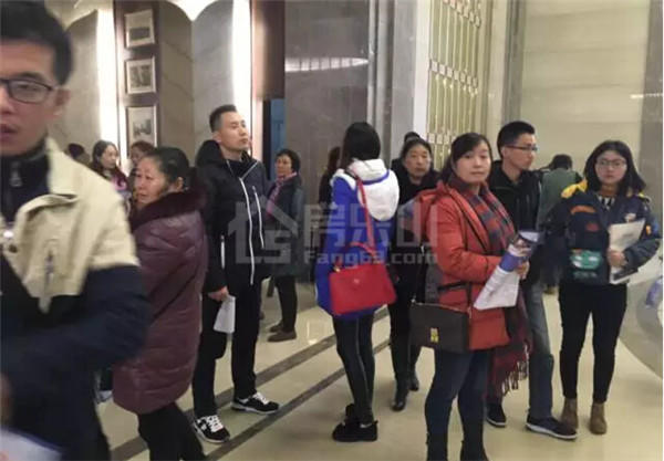 中心城车位排号听说你没挤进来? 排号排得早才能选得好! QQ截图20161126093907.jpg