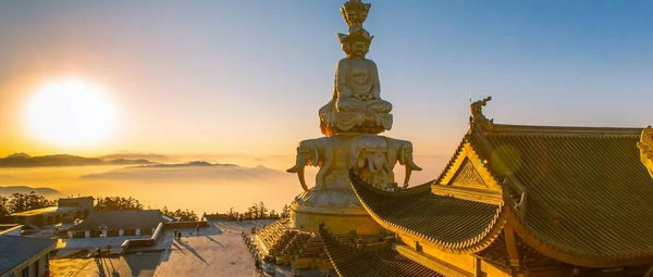 峨眉观顶:为了来到这里,他磕了999个头