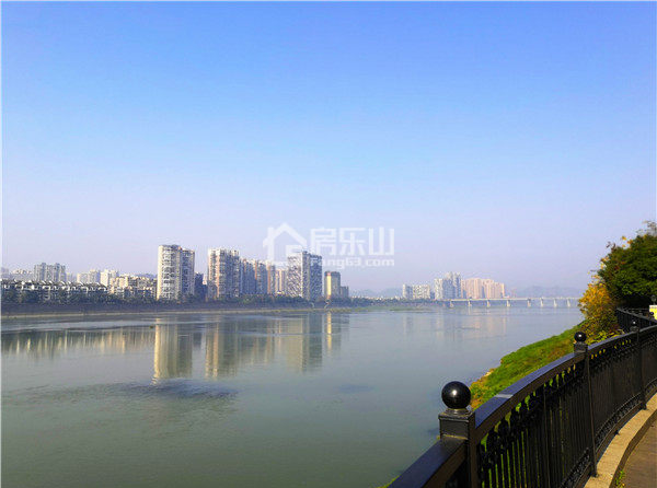 位于岷江二桥东岸的翡翠国际和翡翠滨江拥有乐山实验小学,中学,乐山