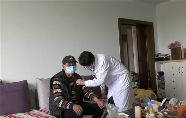 瑞和医院的医生为长者做健康检查 瑞和医院的医生为长者做健康检查