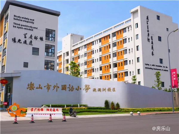 / 滟澜洲上的学校实景