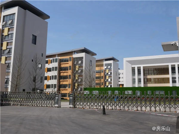 / 滟澜洲上的学校实景