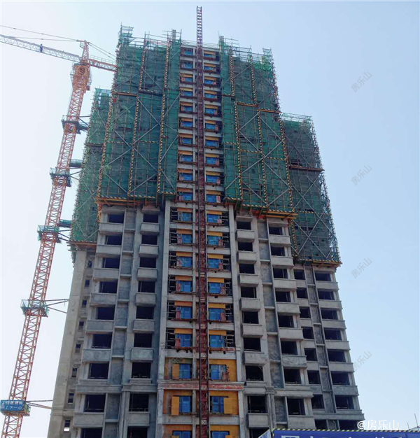 2号楼砖抹灰施工已在收尾阶段，  18号楼主体结构施工。