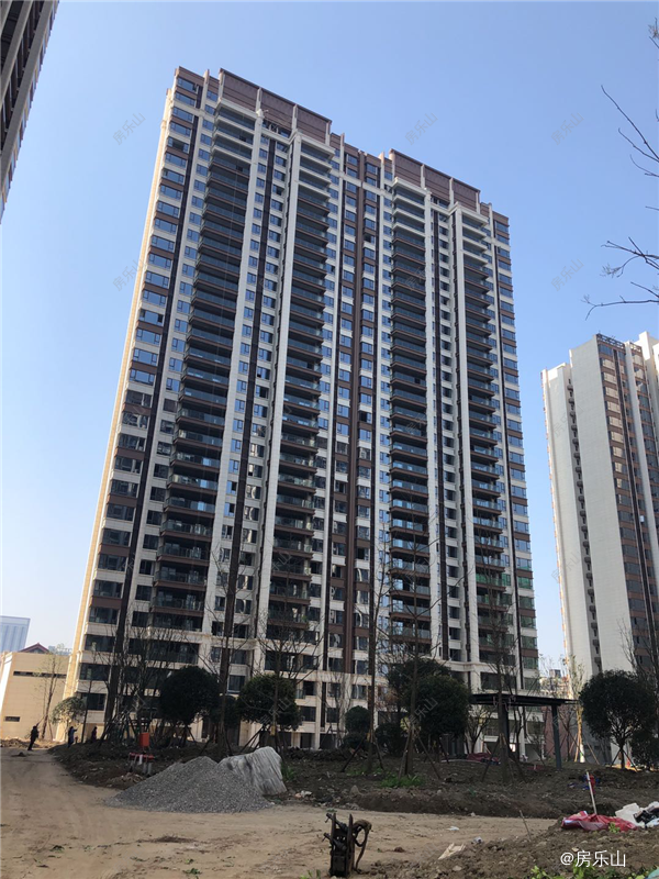 8号楼、9号楼、11号楼、  12号楼外立面施工完成，细节优化中
