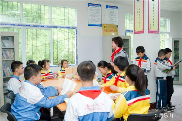 ︱孩子们在“邦泰安康图书馆”阅读︱