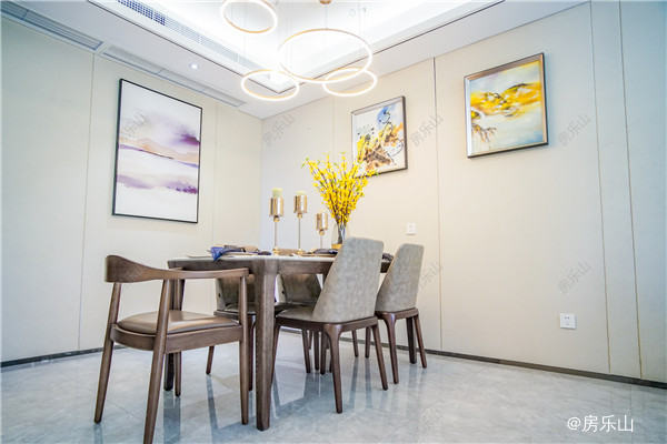 大开间餐厅可容纳较大餐桌，供多人就餐