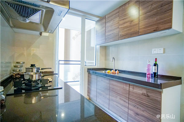 厨房空间可容纳多人同时工作