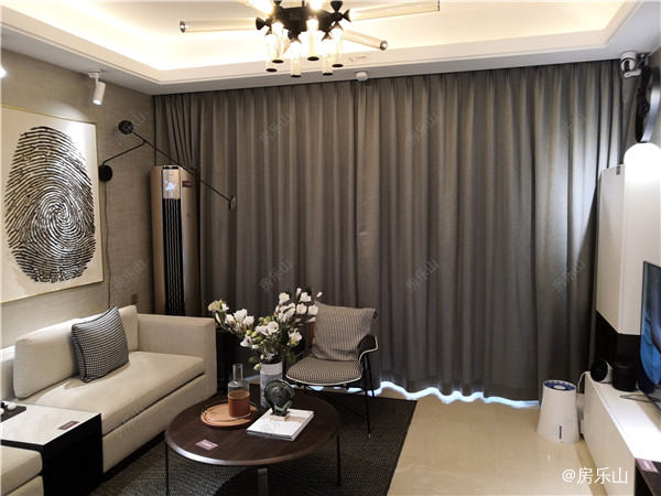 明亮宽阔的客厅区域