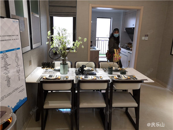 明亮的饭厅区域，即便放置大餐桌，也不显得拥挤