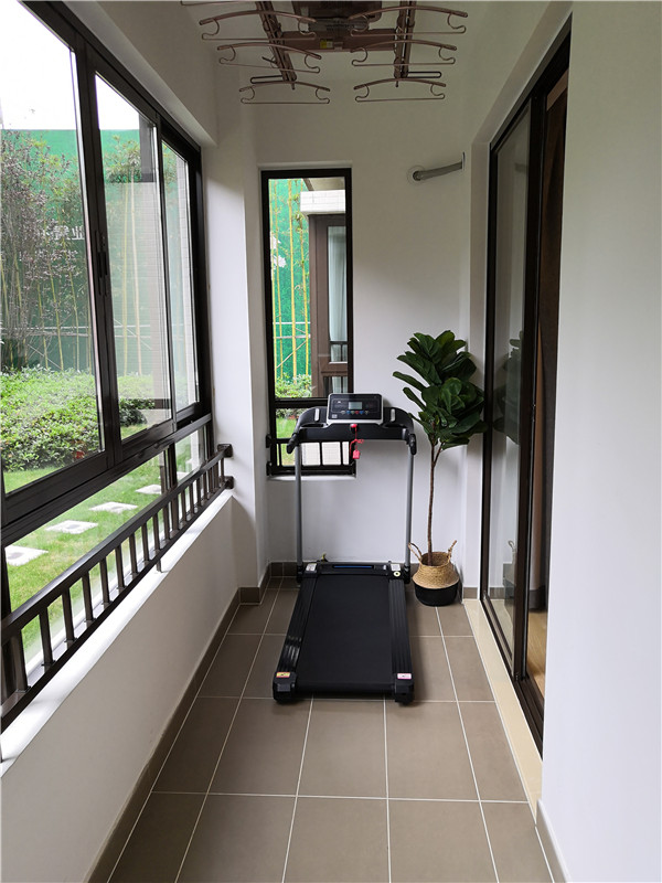 宽阔的观景阳台一角,放上跑步机,可灵动变为