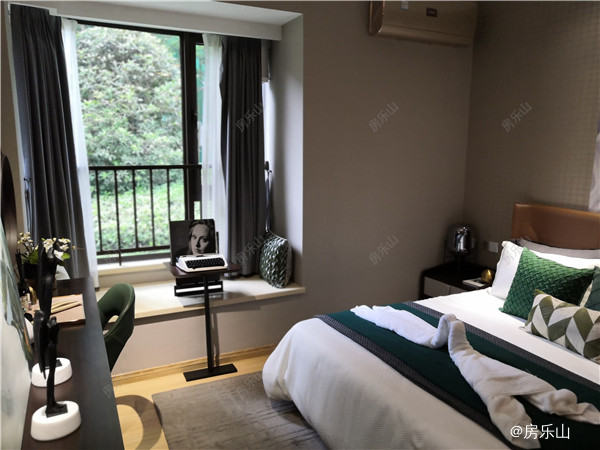 主卧带飘窗实拍图