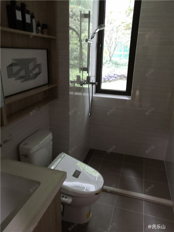 主卧卫生间区域