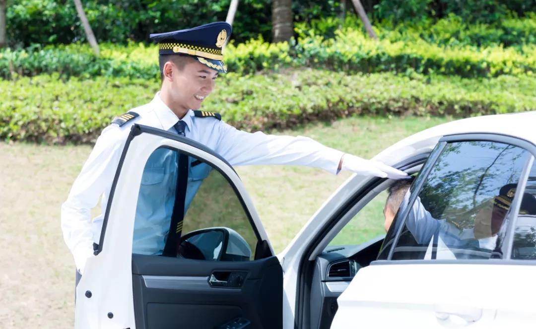 开车门护顶礼仪图片