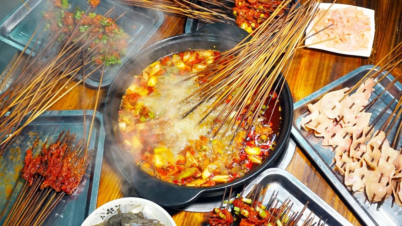 1:小向麻辣烫:在乐山麻辣烫界拥有超高人气,天天爆满.