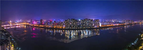 岷江东岸夜景