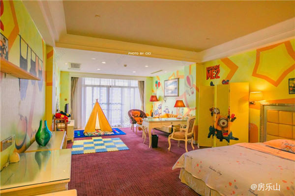 小黄人黄色主题房间
