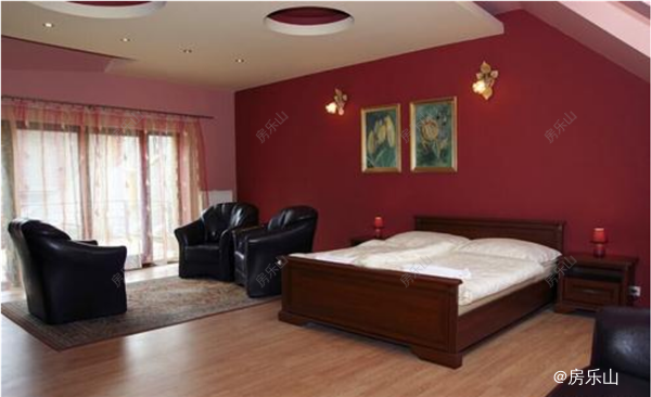 酒红色主卧