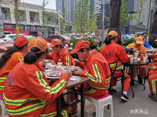 环卫工人享用机器人午餐