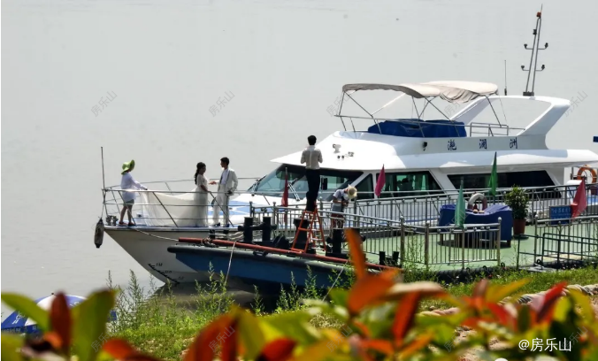 滟澜洲拍摄婚纱照的情侣