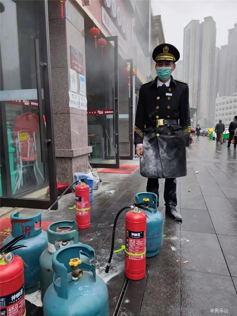 邦泰物业工作人员灭火现场实拍